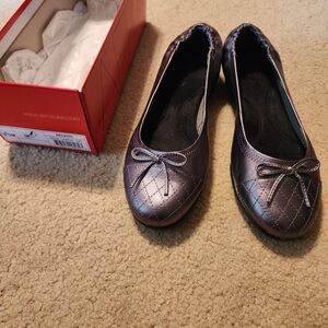 AEROSOLES Women's Metallic Gray Ballet Flats